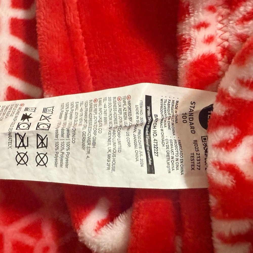Cozy Plush Red and White Printed Throw Blanket